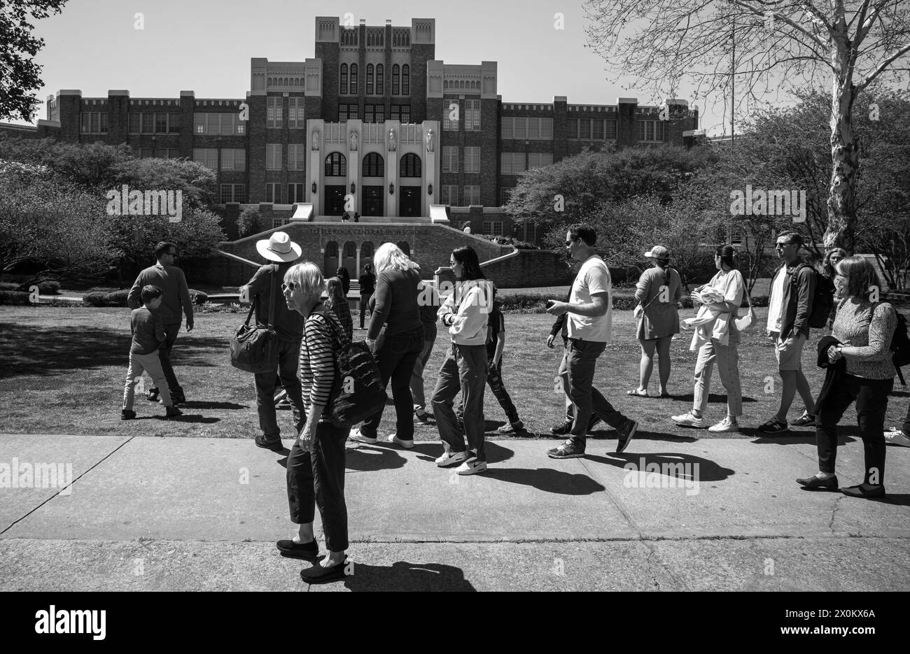 5. April 2024, Little Rock, Arkansas, USA: Visistors besuchen die Central High School in Little Rock, Arkansas. Im Jahr 1954 wurde in der Rechtssache Brown gegen das Board of Education entschieden, dass alle öffentlichen Schulen entgliedert werden. Am 2. September 1957, eine Nacht vor dem ersten Tag der Teenager in Central High Classrooms, ordnete der Gouverneur von Arkansas Orval Faubus der Nationalgarde an, neun Black Students den Zutritt zur Central High School zu sperren. (Kreditbild: © Brian Branch Price/ZUMA Press Wire) NUR REDAKTIONELLE VERWENDUNG! Nicht für Commerci Stockfoto