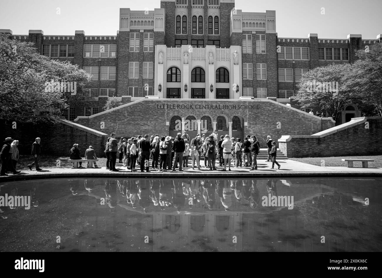 5. April 2024, Little Rock, Arkansas, USA: Visistors besuchen die Central High School in Little Rock, Arkansas. Im Jahr 1954 wurde in der Rechtssache Brown gegen das Board of Education entschieden, dass alle öffentlichen Schulen entgliedert werden. Am 2. September 1957, eine Nacht vor dem ersten Tag der Teenager in Central High Classrooms, ordnete der Gouverneur von Arkansas Orval Faubus der Nationalgarde an, neun Black Students den Zutritt zur Central High School zu sperren. (Kreditbild: © Brian Branch Price/ZUMA Press Wire) NUR REDAKTIONELLE VERWENDUNG! Nicht für Commerci Stockfoto