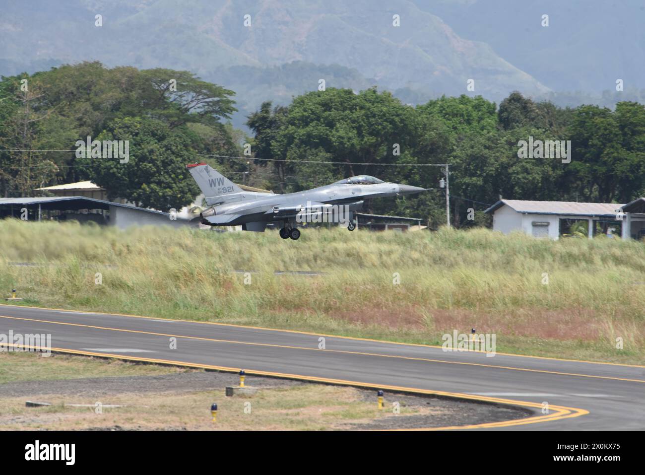 Eine F-16 Fighting Falcon der U.S. Air Force startet im Rahmen eines Flugintegrationstrainings auf der Basa Air Base, Philippinen während des Cope Thunder 24-1, 11. April 2024. Cope Thunder 24-1 baut auf dem Fundament auf, das durch die US-Philippine Alliance geschaffen wurde, um Frieden und Stabilität zu erhalten. (Foto der U.S. Air Force von Meister Sgt. Darnell T. Cannady) Stockfoto