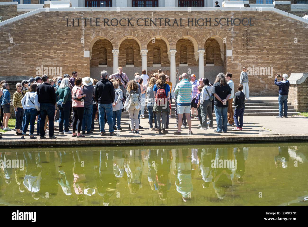 5. April 2024, Little Rock, Arkansas, USA: Visistors besuchen die Central High School in Little Rock, Arkansas. Im Jahr 1954 wurde in der Rechtssache Brown gegen das Board of Education entschieden, dass alle öffentlichen Schulen entgliedert werden. Am 2. September 1957, eine Nacht vor dem ersten Tag der Teenager in Central High Classrooms, ordnete der Gouverneur von Arkansas Orval Faubus der Nationalgarde an, neun Black Students den Zutritt zur Central High School zu sperren. (Kreditbild: © Brian Branch Price/ZUMA Press Wire) NUR REDAKTIONELLE VERWENDUNG! Nicht für Commerci Stockfoto