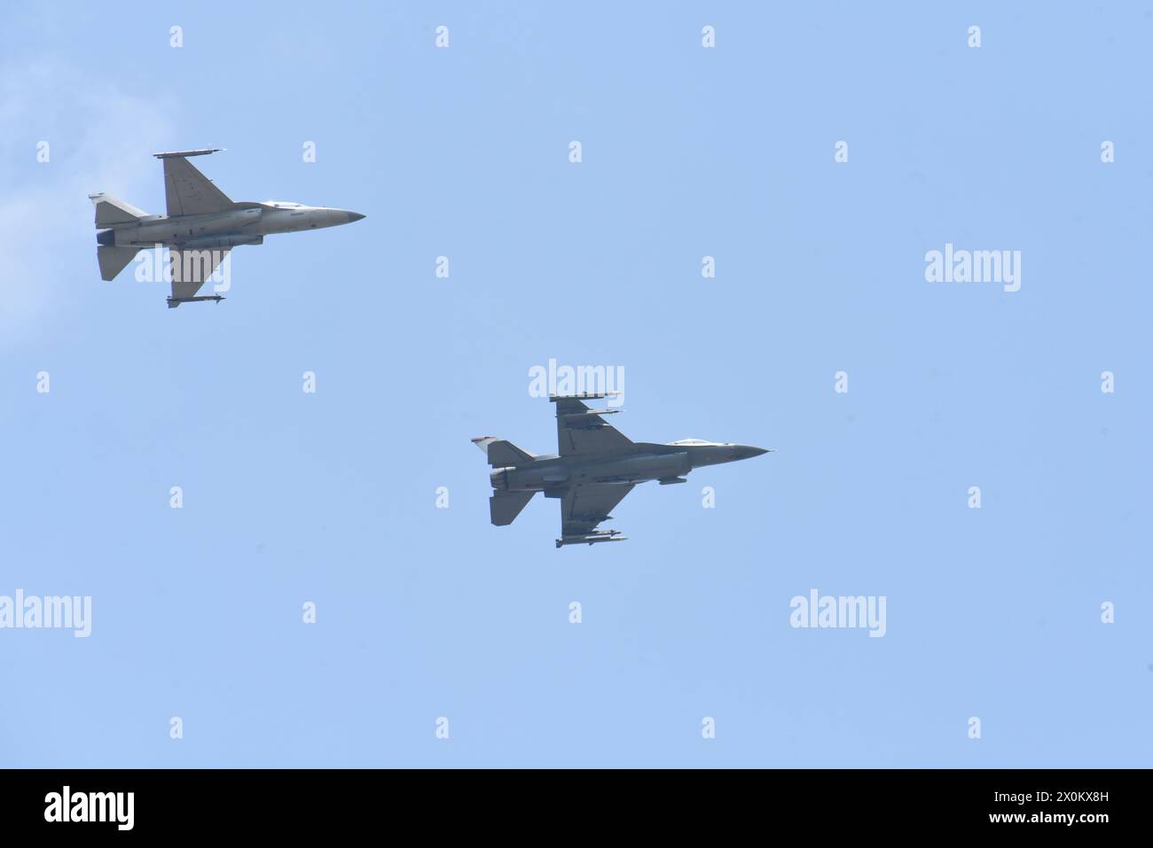 Eine F-16 der US-Luftwaffe und eine FA-50 der philippinischen Luftwaffe fliegen zusammen im Rahmen eines Flugintegrationstrainings auf der Basa Air Base, Philippinen, während des COPE Thunder 24-1, 11. April 2024. Durch die bilaterale Ausbildungsmöglichkeit, Cope Thunder 24-1, verbessern die Vereinigten Staaten und die Philippinen weiterhin ihre kollektive Bereitschaft und Abschreckung auf gegenwärtige und künftige Herausforderungen. (Foto der U.S. Air Force von Meister Sgt. Darnell T. Cannady) Stockfoto
