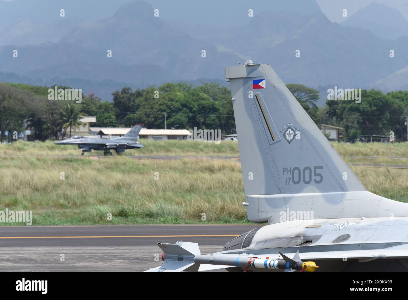 Eine F-16 der U.S. Air Force, die Falcon bekämpfte, fährt an einer geparkten philippinischen Air Force FA-50 vorbei, nachdem sie an einem Flugintegrationstraining auf der Basa Air Base, Philippinen während des Cope Thunder 24-1, 11. April 2024, teilgenommen hatte. Das bilaterale Training von Cope Thunder 24-1 bietet den USA und den Philippinen die Fähigkeit und Haltung, schnell auf eine Vielzahl von Krisen im Indopazifik zu reagieren. (Foto der U.S. Air Force von Meister Sgt. Darnell T. Cannady) Stockfoto