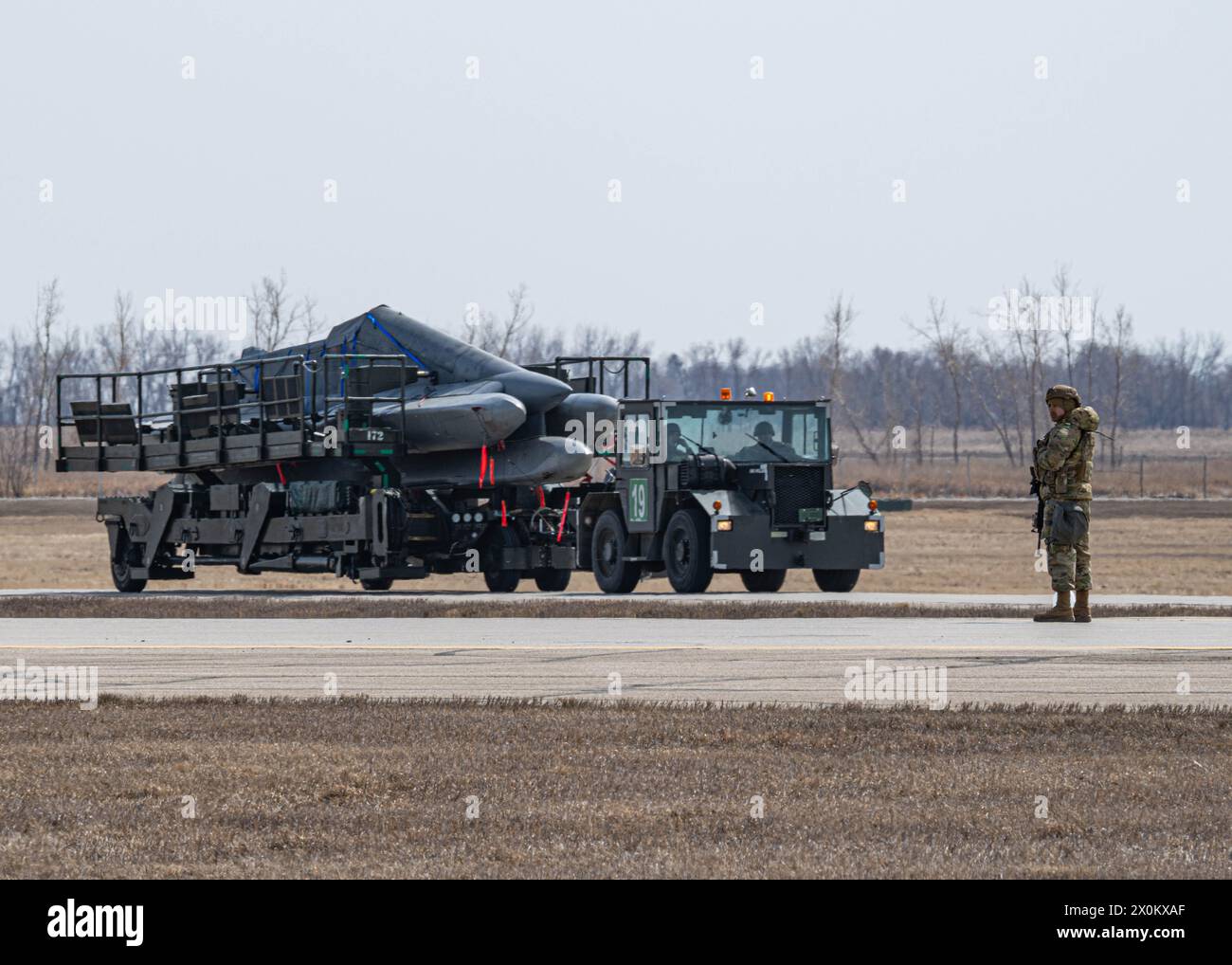 Ein Verteidiger der 5th Security Forces Squadron sorgt für die Sicherheit von Konvoi-Operationen während der Prairie Vigilance 24-3 auf der Minot Air Force Base, North Dakota, am 6. April 2024. Prairie Vigilance konzentriert sich auf den sicheren Umgang mit Vermögenswerten und Fähigkeiten, aus denen die nukleare Dreiklang besteht. (Foto der U.S. Air Force von Airman 1st Class Kyle Wilson) Stockfoto