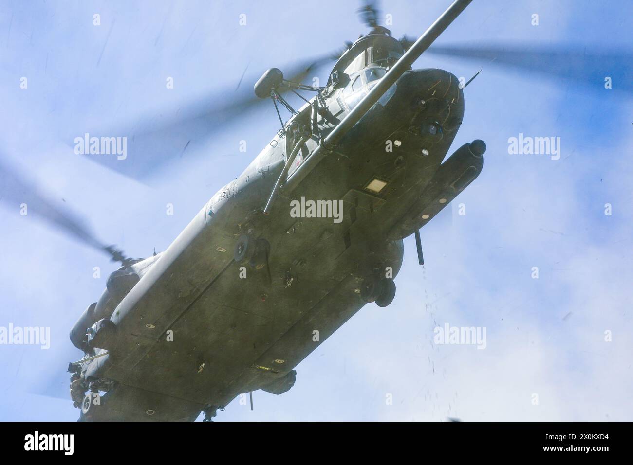 Ein MH-47 Chinook Hubschrauber schwebt, um die U.S. Army Rangers vorzubereiten, die während der Übung 2024 des Special Operations Command in Fort Liberty, North Carolina, vom 5. Bis 12. April 2024 ein Gebäude verlassen und angreifen. Die CAPEX ist eine einwöchige Demonstration und umfassende Erfahrung der Fähigkeiten und Ausrüstung der Spezialeinsatzkräfte der Armee. Diese Übung zeigt, wie ARSOF den Kontakt verändert und Innovation als Denkweise praktiziert. Die kleine Bildung von ARSOF ermöglicht die schnelle Entwicklung und Verbreitung neuer Ausrüstungen, Taktiken, Techniken und Verfahren zur Unterstützung der Transformierung Stockfoto