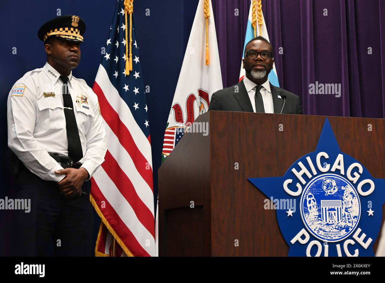 Der Bürgermeister von Chicago Brandon Johnson (rechts) antwortet als der Superintendent der Chicagoer Polizeibehörde Larry Snelling (links) Fragen zu den tödlichen Erschießungen auf Dexter Reed, Raubüberfällen und anderen Fragen bezüglich der Stadt Chicago beantwortet. Das Chicagoer Police Department hielt eine Pressekonferenz ab, um über seine Strategie zur Bekämpfung und Verhinderung von Raubüberfällen in der Stadt Chicago in Chicago, Illinois, USA, zu diskutieren. Stockfoto