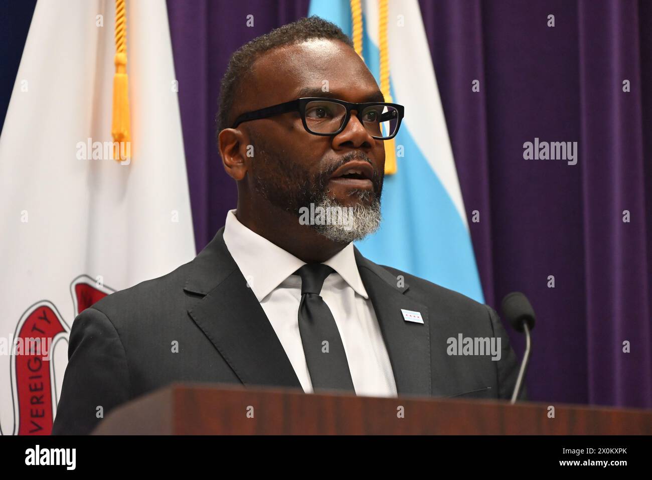 Chicago, Usa. April 2024. Der Bürgermeister von Chicago Brandon Johnson nimmt an der Pressekonferenz Teil und hält Bemerkungen. Das Chicagoer Police Department hielt eine Pressekonferenz ab, um über seine Strategie zur Bekämpfung und Verhinderung von Raubüberfällen in der Stadt Chicago in Chicago, Illinois, USA, zu diskutieren. (Foto: Kyle Mazza/SOPA Images/SIPA USA) Credit: SIPA USA/Alamy Live News Stockfoto