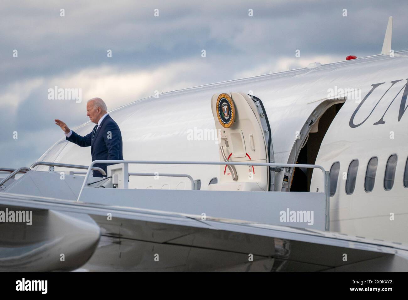 Washington, Usa. April 2024. Präsident Joe Biden besteigt die Air Force One auf seinem Weg nach Dover, Delaware von der Joint Base Andrews, Maryland, am Freitag, den 12. April 2024. Foto: Ken Cedeno/UPI Credit: UPI/Alamy Live News Stockfoto