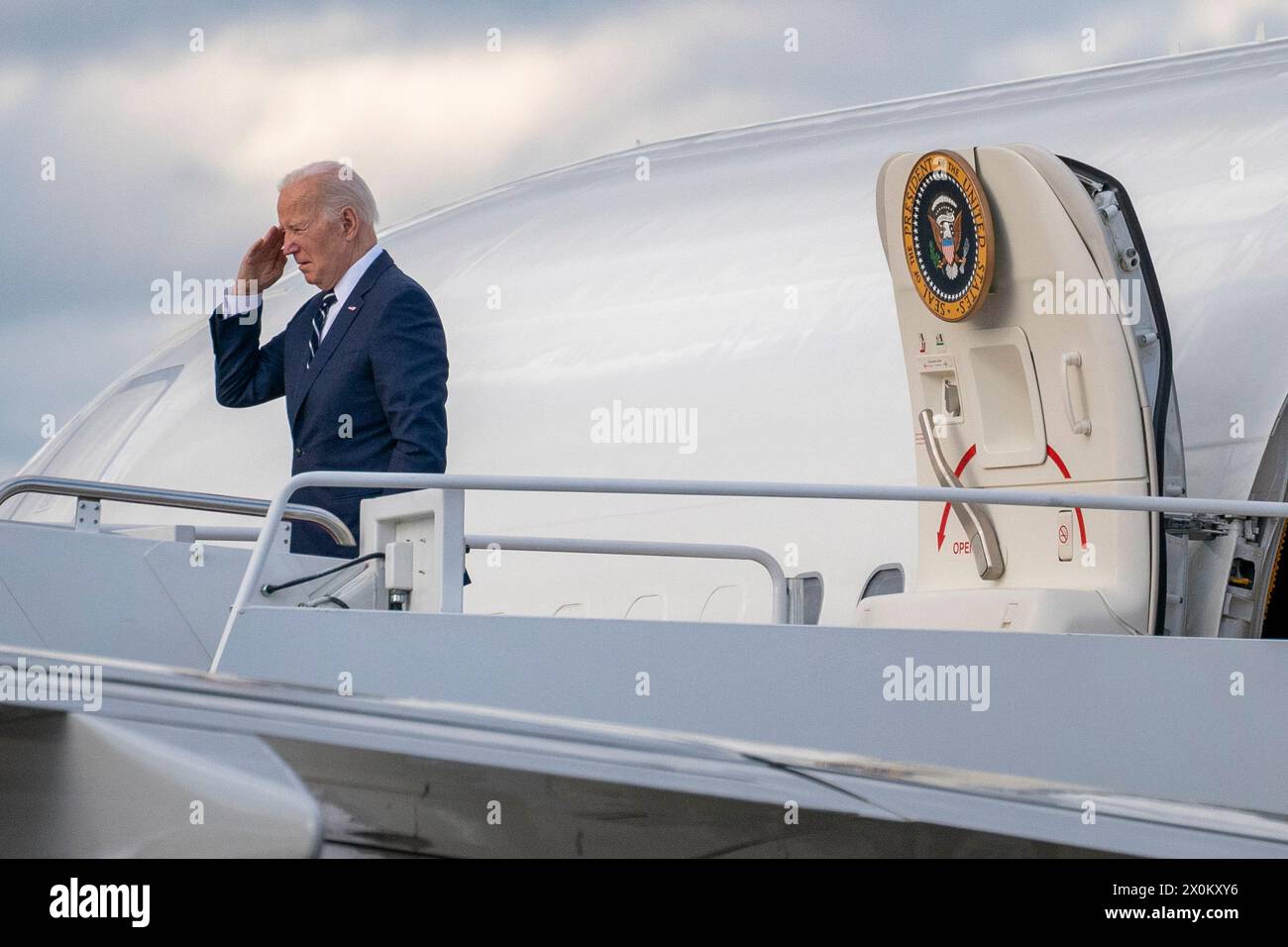 Washington, Usa. April 2024. Präsident Joe Biden besteigt die Air Force One auf seinem Weg nach Dover, Delaware von der Joint Base Andrews, Maryland, am Freitag, den 12. April 2024. Foto: Ken Cedeno/UPI Credit: UPI/Alamy Live News Stockfoto