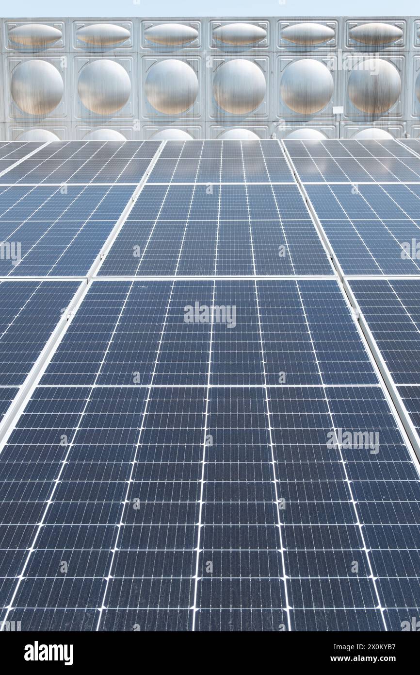Solarpaneele in vertikaler Zusammensetzung Stockfoto