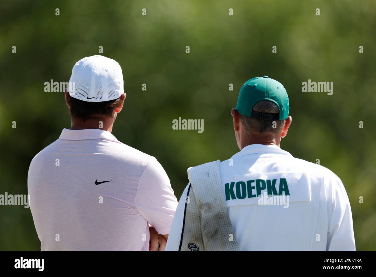 Augusta, Usa. April 2024. Brooks Koepka steht mit seinem Caddie Ricky Elliot auf dem 18. Grün während der zweiten Runde des Masters Turniers im Augusta National Golf Club in Augusta, Georgia am Freitag, den 12. April 2024. Foto: John Angelillo/UPI Credit: UPI/Alamy Live News Stockfoto