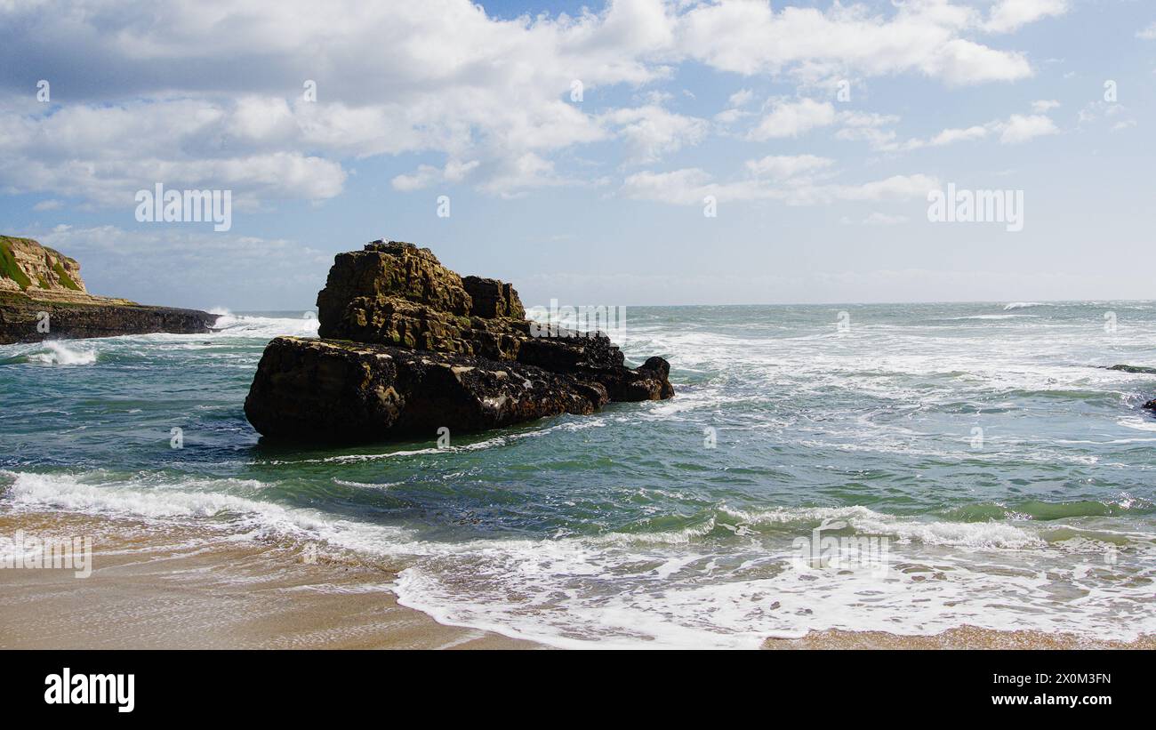 6 Meilen Strand Kalifornien unter blauem Himmel mit weißen Wolken. Stockfoto