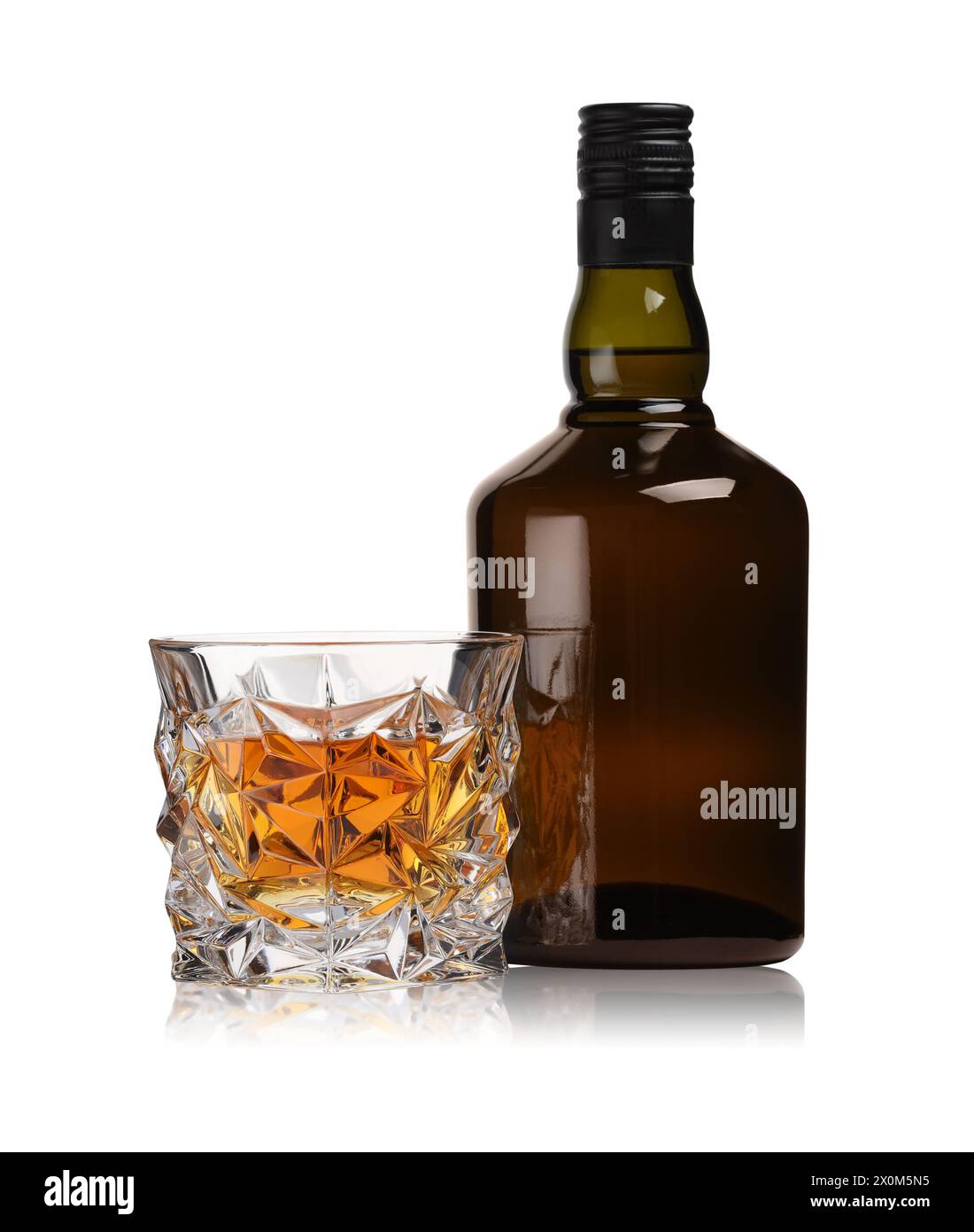 Glas und Flasche Whiskey isoliert auf weiß Stockfoto