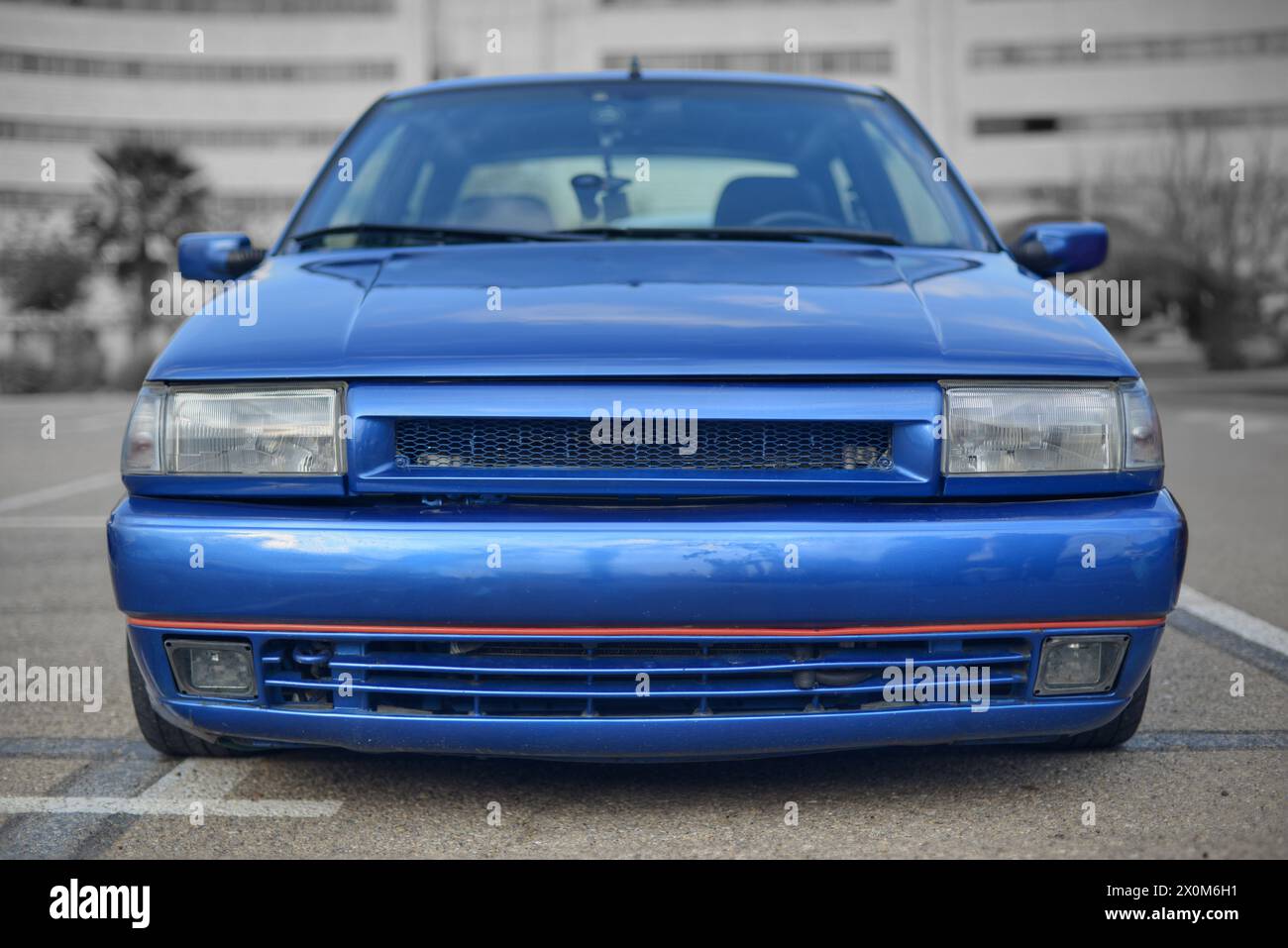 Ein blaues italienisches altes Auto von vorne Stockfoto