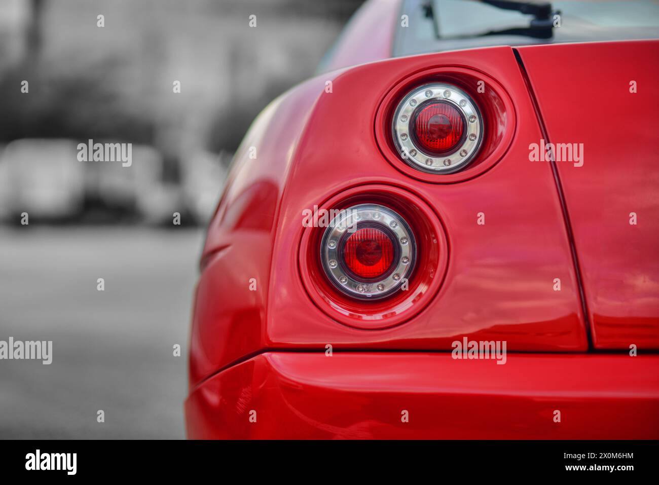 Die Hintergrundbeleuchtung eines roten italienischen Sportwagens aus den 90er Jahren Stockfoto