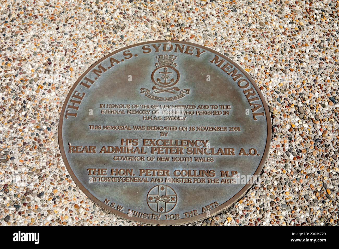 Bradleys Head Memorial, die 1991 geweihte HMAS Sydney 1 Ship Memorial-Tafel im Sydney Harbour National Park in Bradleys Head, Australien Stockfoto