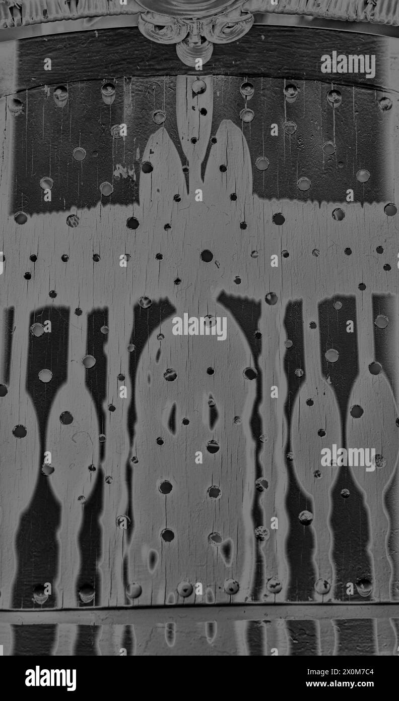 Dieser abstrakte Hintergrund zeigt schwarz-weiße Balken und Leisten mit Löchern. Formen sind strukturiertes Holz. Linien zeigen Risse und sehen alt aus. Die Konstruktion ist symmetrisch. Stockfoto
