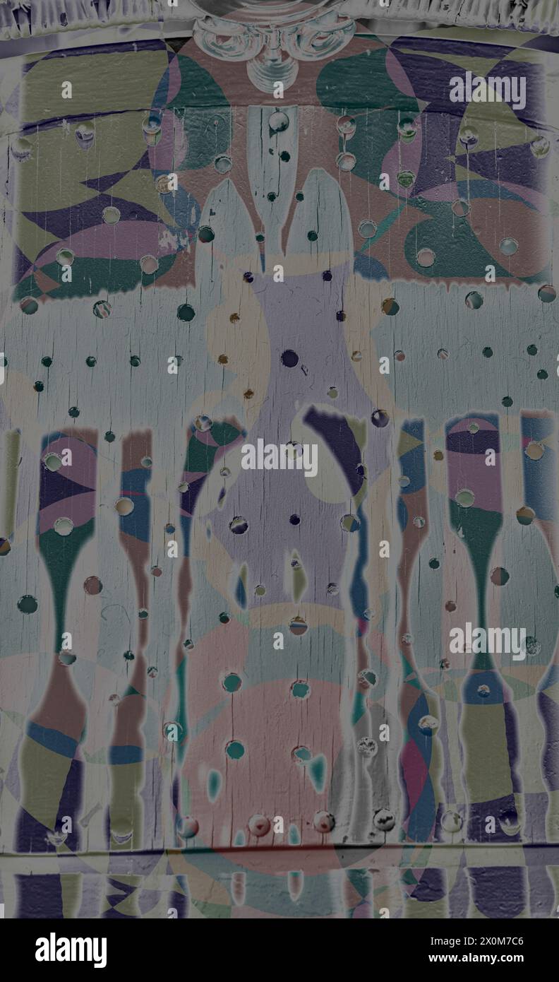 Farbenfroher Hintergrund zeigt Bars, Speichen, Löcher und fantasievolle Holzformen mit pastellfarbenen Farben, die auf einen alten Bühneneingang hinweisen. Magischer Vorschlag. Stockfoto