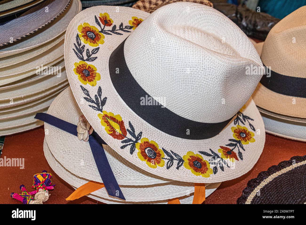 Ein handgefertigter Panamahut mit Strohhalm, ein Paja Toquilla Hut oder ein Sombrero mit gestickten Blumen. Ecuador. Beliebtes Souvenir aus Südamerika. Stockfoto