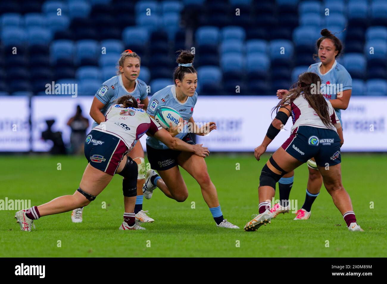 Sydney, Australien. April 2024. Maya Stewart von den Waratahs wird beim Super Rugby Women's 2024 Rd5 Match zwischen den Waratahs und den Reds am 12. April 2024 in Sydney, Australien, im Allianz Stadium bekämpft Stockfoto