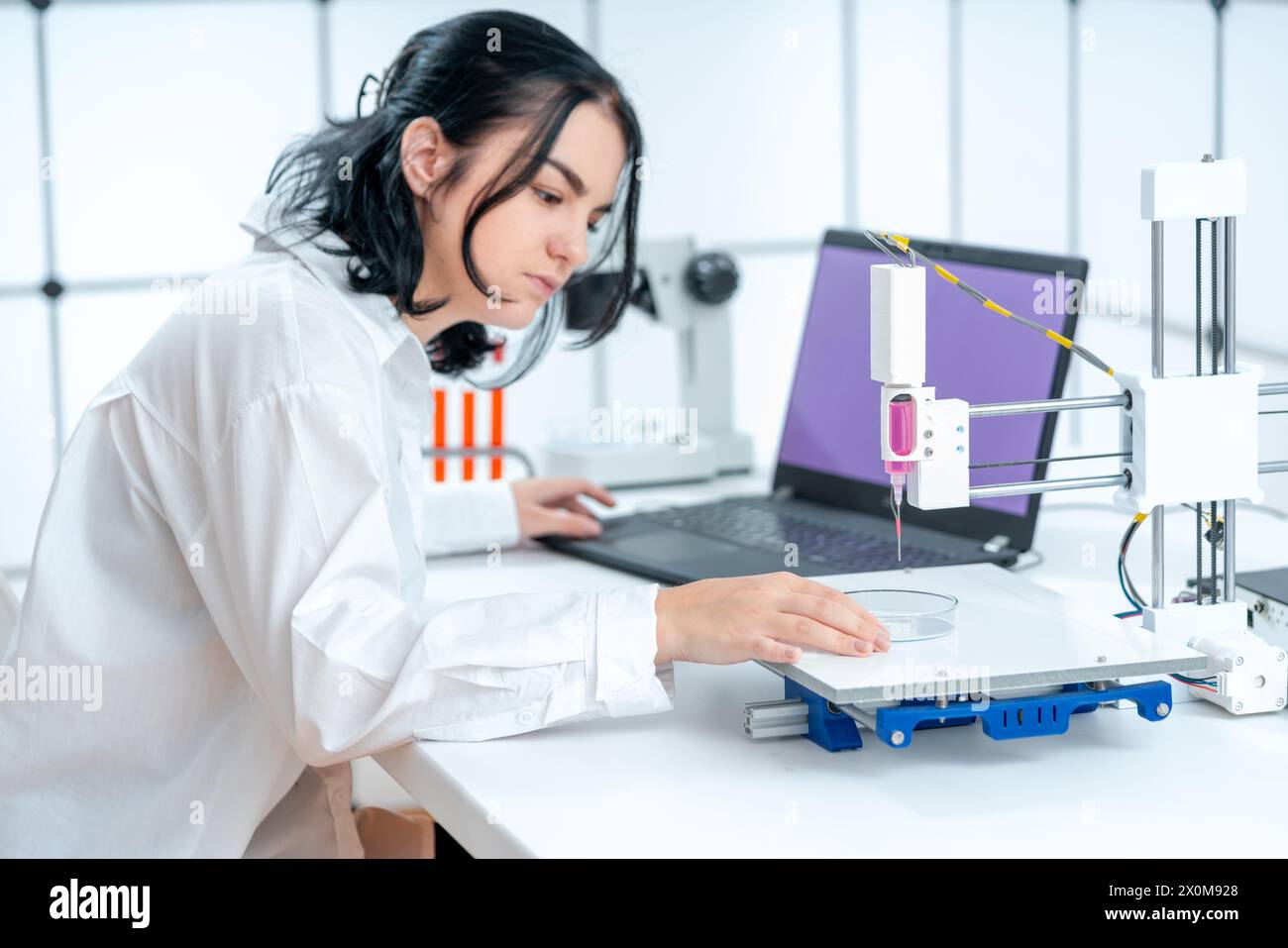 Wissenschaftler, die mit einem 3D-Bioprinter arbeiten. Stockfoto