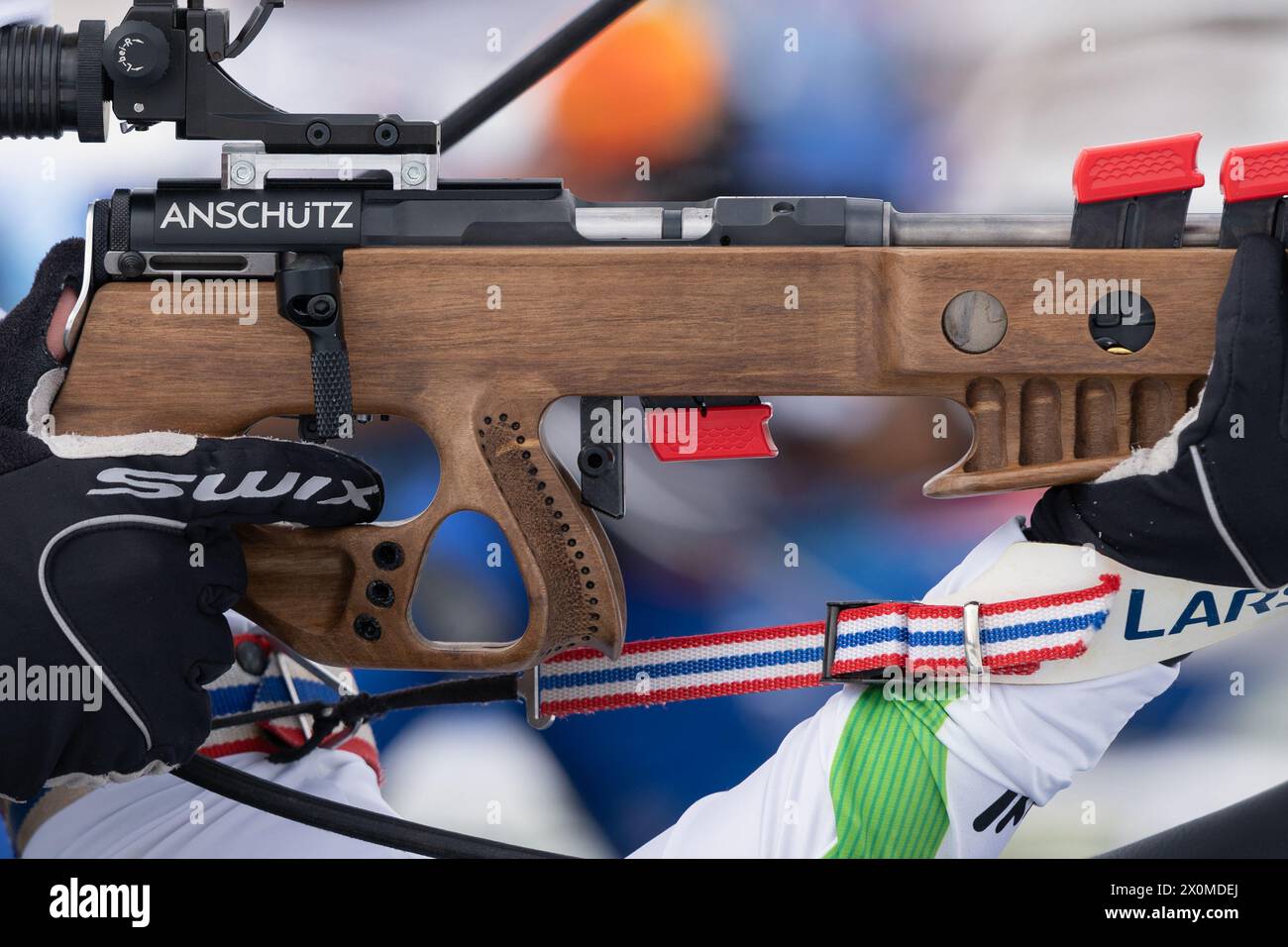 Sportlicher Biathlet zielt auf Gewehrschießen ab. Selektiver Fokus, extreme Nahaufnahme. Biathlet im Schießbereich. Junior Biathlon-Wettbewerbe Stockfoto