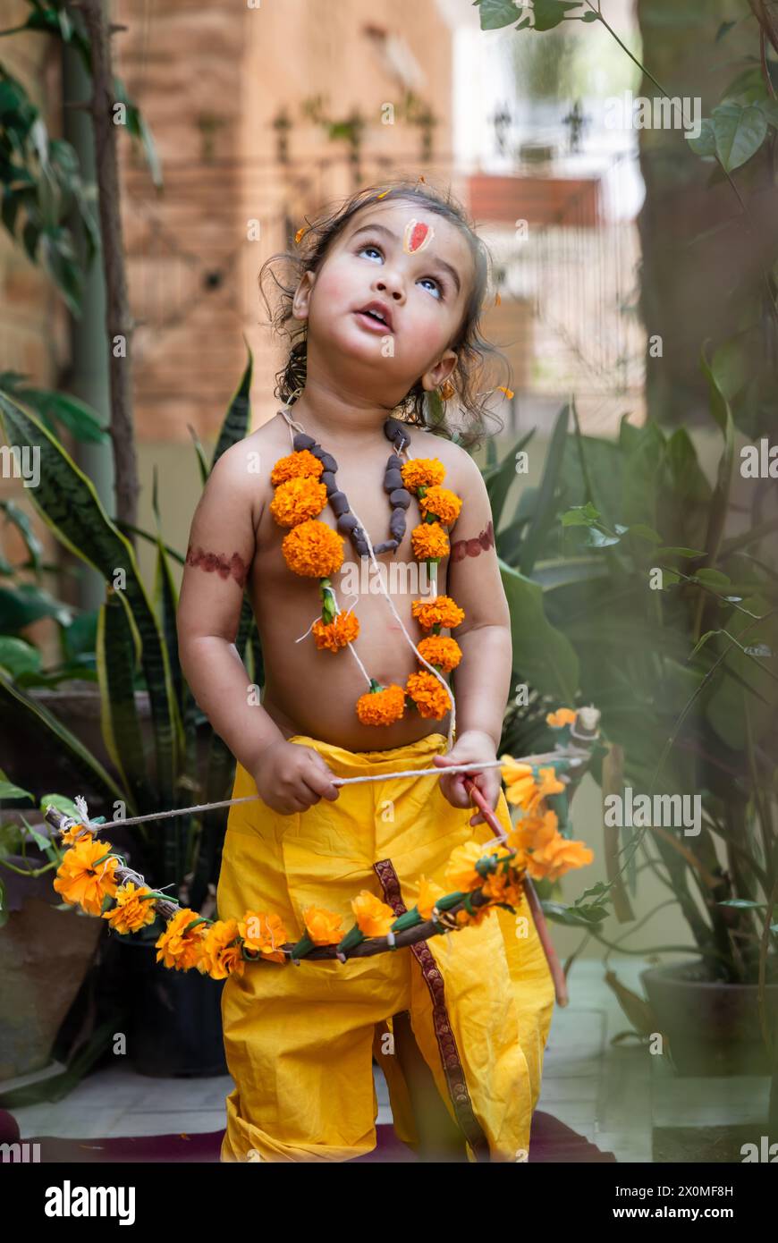 Porträt von süßen indischen Jungen Kleidern als Lord rama mit Schleife im Freien mit verschwommenem Hintergrund am Tag Stockfoto