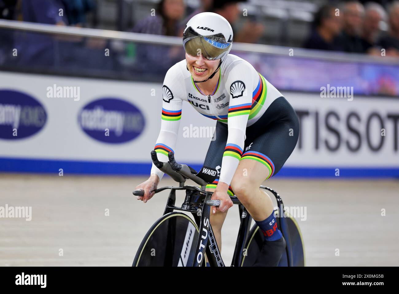 Foto von Alex Whitehead/SWpix.com - 12/04/2024 - Radfahren - Tissot UCI Track Nations Cup - Runde 3: Milton - Mattamy National Cycling Centre, Milton, Ontario, Kanada das Women's Team Pursuit Finals - Race for Gold - Anna Morris aus Großbritannien feiert den Gewinn des Gold Credit: SWpix/Alamy Live News Stockfoto