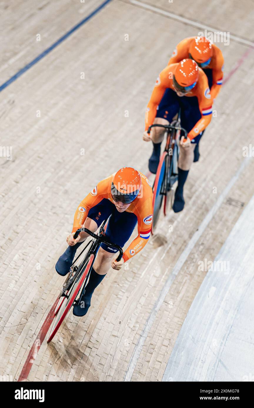 Milton, Kanada. April 2024. Foto von Alex Whitehead/SWpix.com - 12/04/2024 - Radfahren - Tissot UCI Track Nations Cup - Runde 3: Milton - Mattamy National Cycling Centre, Milton, Ontario, Kanada - Women's Team Sprint Qualifying - Kyra Lamberink, Hetty van de Wouw und Steffie van der Peet aus den Niederlanden Credit: SWpix/Alamy Live News Stockfoto