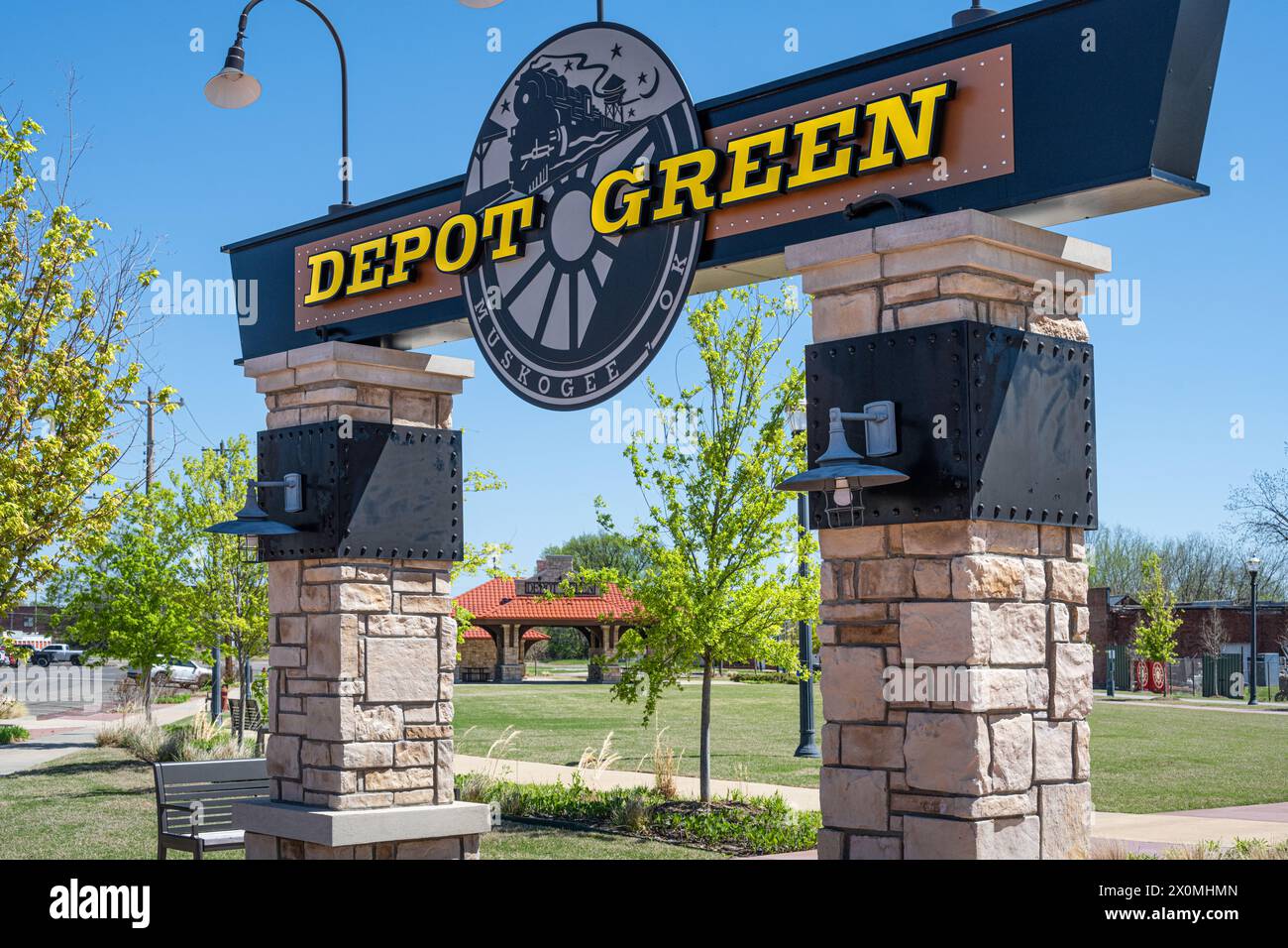 Das Depot Green in Muskogee, Oklahomas historischem Depot District, ist ein Grünland der Stadt und Drehscheibe des Centennial Trail. (USA) Stockfoto