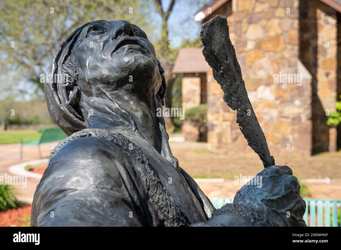 Statue des Erfinders des Cherokee-Indianeralphabets Sequoyah, mit Federfeder nach oben schauend, an Sequoyah's Cabin Historic Site in Sallisaw, OK. (USA) Stockfoto