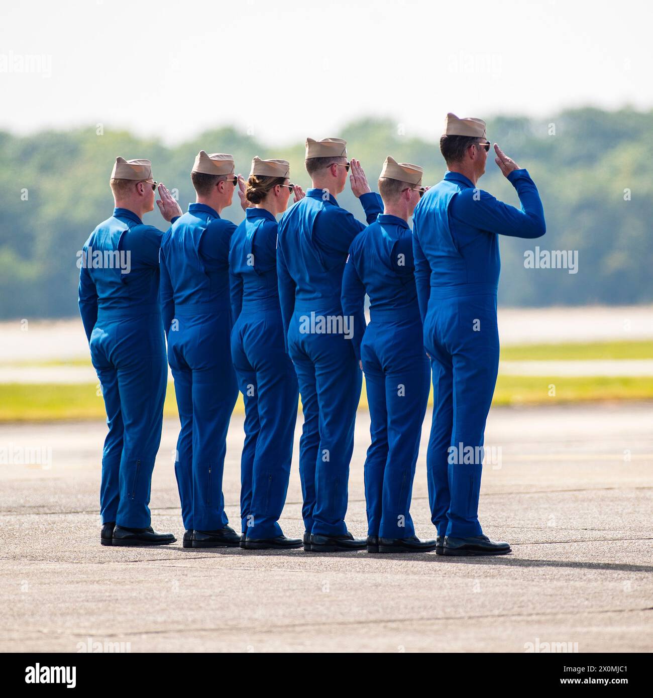 7. April 2024: Offiziere der US Navy Flight Demonstration Squadron Blue Angels (L-R) #6 Commander Thomas Zimmerman, #5 Leutnant Commander Griffin Stangel, #4 Leutnant Commander Amanda Lee, #3 Leutnant James Wesley Perkins, Jack Keilty und Alexander P. Armatas begrüßen die Flagge, nachdem sie ihre Boeing F/A-18 Super Hornet am Ende der Kunstflugdemonstration auf der Beyond the Horizon Air and Space Show auf der Maxwell Air Force Base in Montgomery, Alabama verlassen hatten. Mike Wulf/CSM Stockfoto