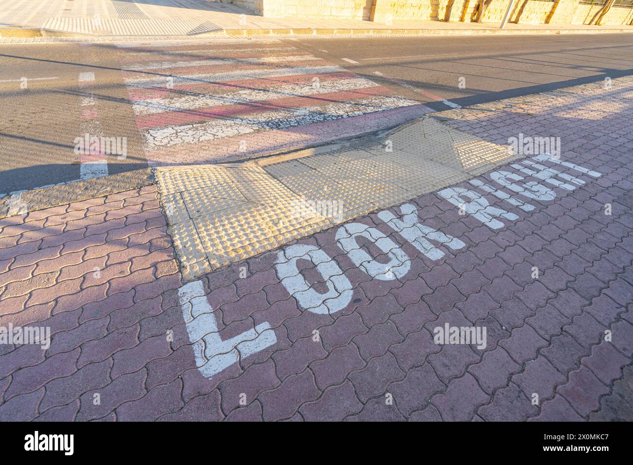 Valletta, Malta, 03. April 2024. Das Schild zeigt, dass Sie nach rechts schauen, wenn Sie eine Straße im Stadtzentrum überqueren Stockfoto