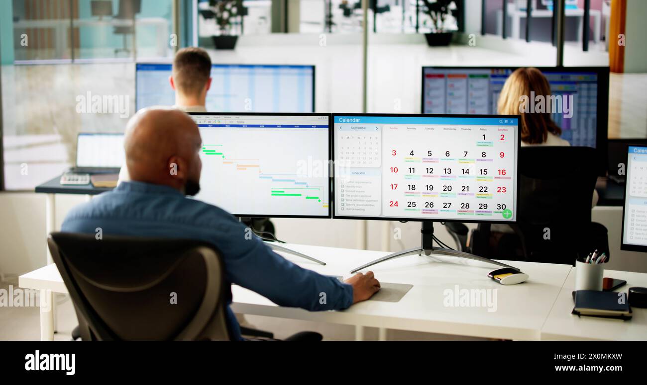 Junge Geschäftsleute Analyse Gantt-diagramm und Kalender auf dem Computer im Büro Stockfoto
