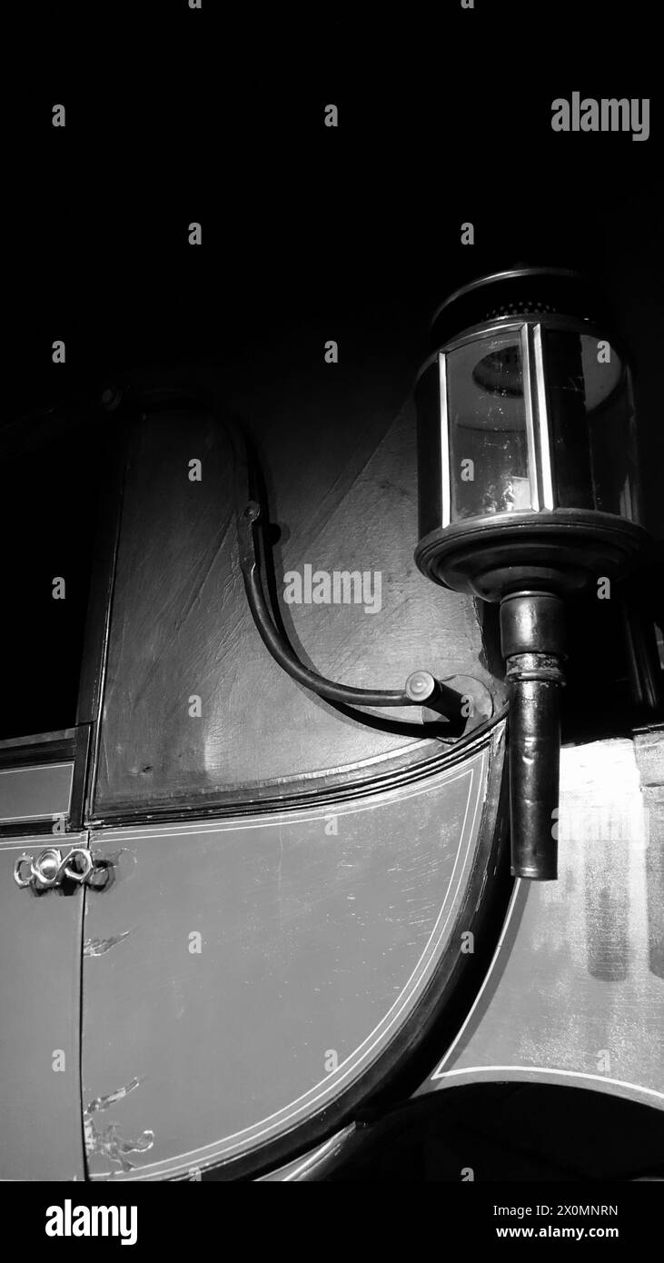 Turin, Italien - 20. Juni 2021: Ansicht einer Außenlampe eines antiken Kutschers im Automobilmuseum Turin Stockfoto