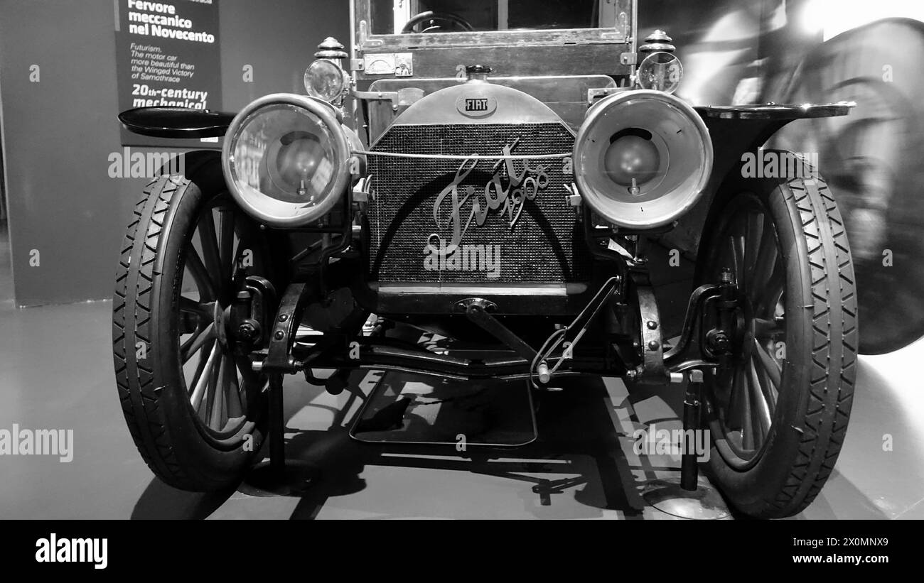 Turin, Italien - 20. Juni 2021: Blick auf die Vorderseite eines antiken Autos im Automobilmuseum Turin Stockfoto