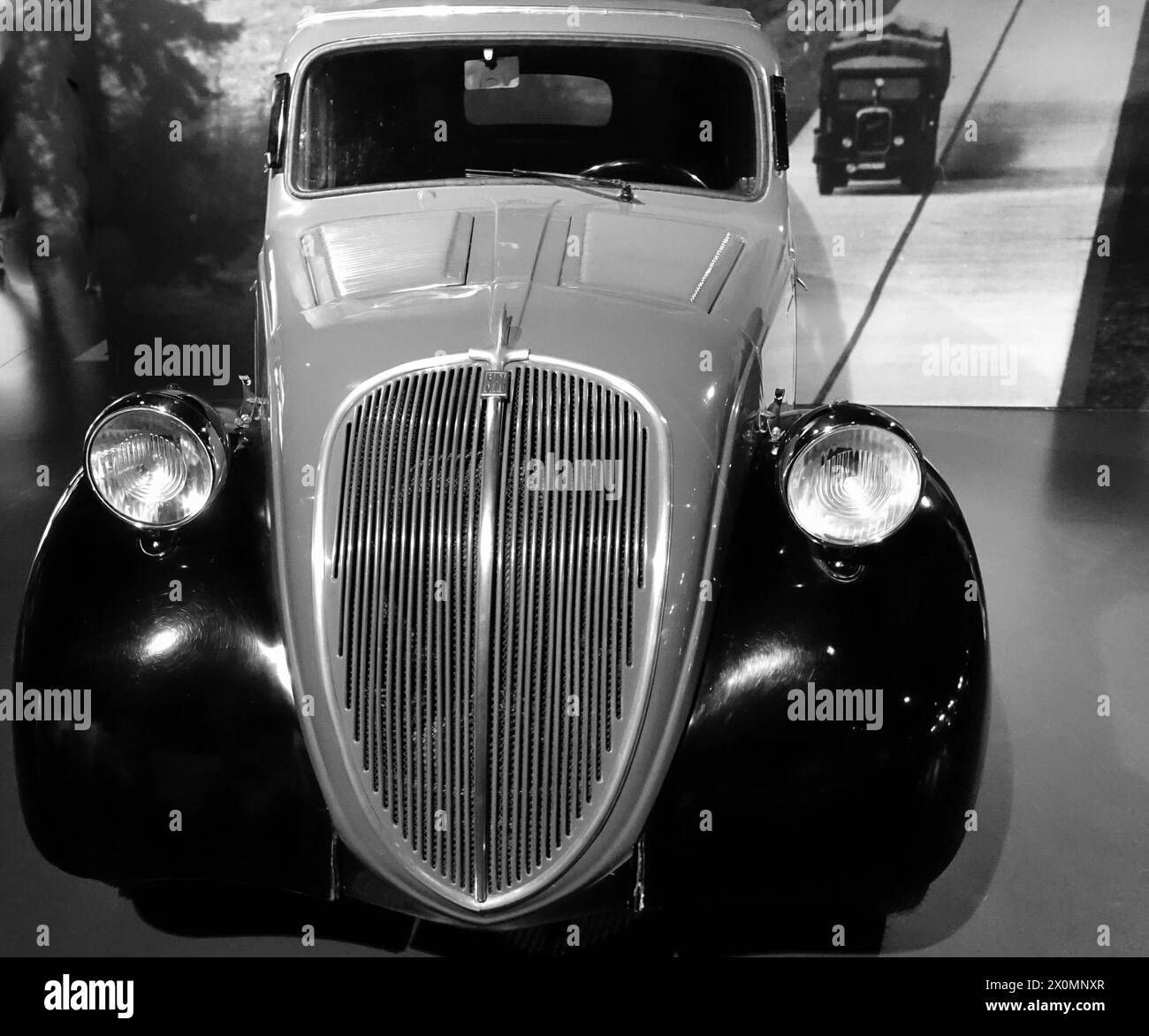 Turin, Italien - 20. Juni 2021: Blick auf die Vorderseite eines antiken Autos im Automobilmuseum Turin Stockfoto