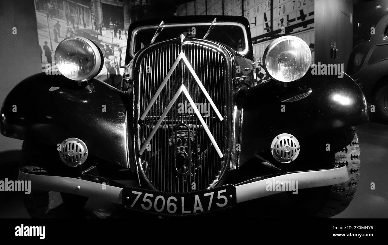 Turin, Italien - 20. Juni 2021: Blick auf die Vorderseite eines antiken Autos im Automobilmuseum Turin Stockfoto