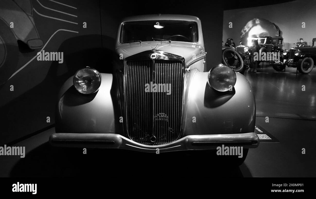 Turin, Italien - 20. Juni 2021: Blick auf die Vorderseite eines antiken Autos im Automobilmuseum Turin Stockfoto