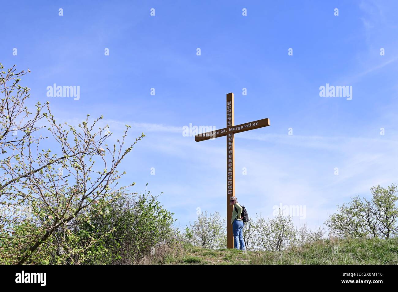 St. Margarethen, Burgenland, Österreich. Holzkreuz mit den Daten des Passionsspiels in der St. Marharethen Steinbruch Stockfoto