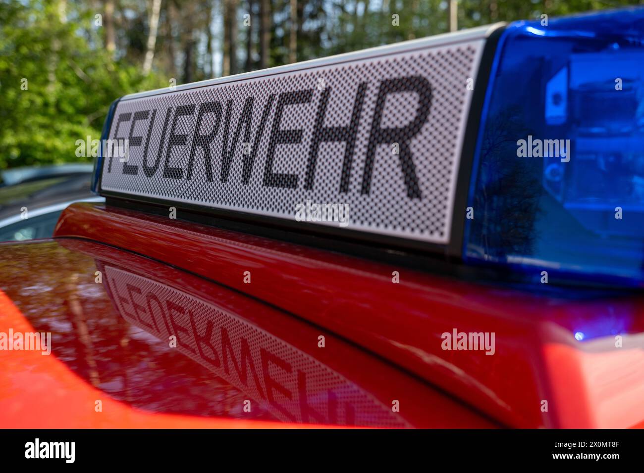 Flugplatz Ansbach Petersdorf, Deutschland. April 2024. „Feuerwehr“ kann auf dem Dach eines Einsatzfahrzeugs gelesen werden. Der Schriftzug spiegelt sich im Schatten auf dem Dach des Fahrzeugs wider. Quelle: Pia Bayer/dpa/Alamy Live News Stockfoto