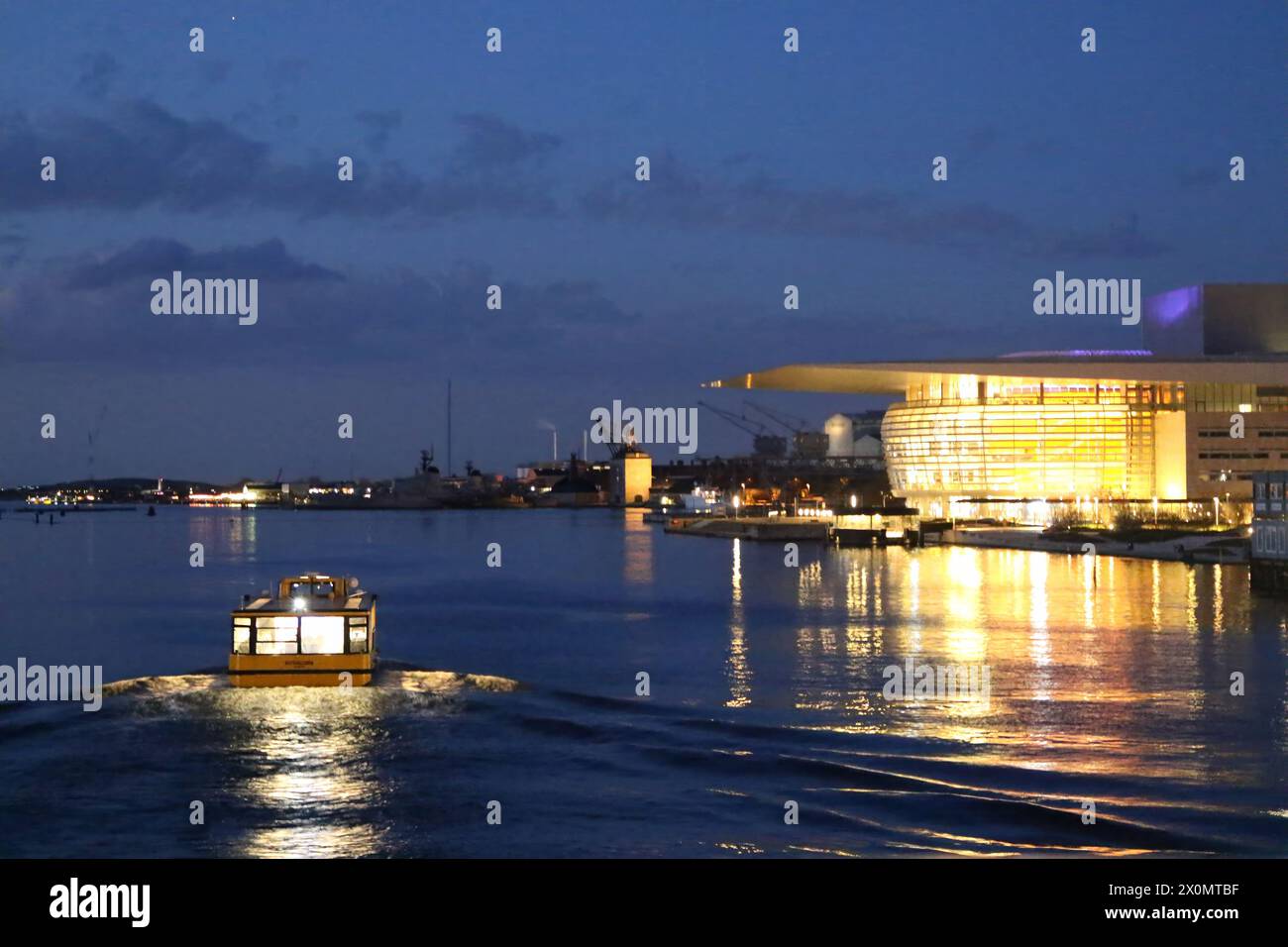 Bootsbus und Königliche Dänische Oper bei Nacht Dänemark Kopenhagen Dänemark April 2024 Stockfoto