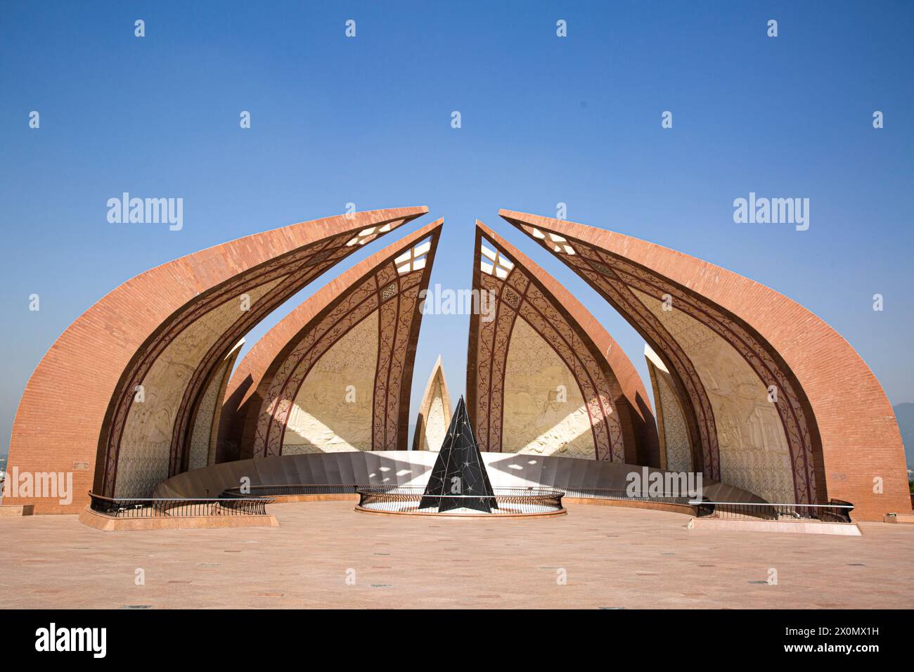 Das Pakistan Monument in Islamabad, Pakistan. Nationaldenkmal, das wie Blütenblätter geformt ist. Nationalmuseum. Stockfoto