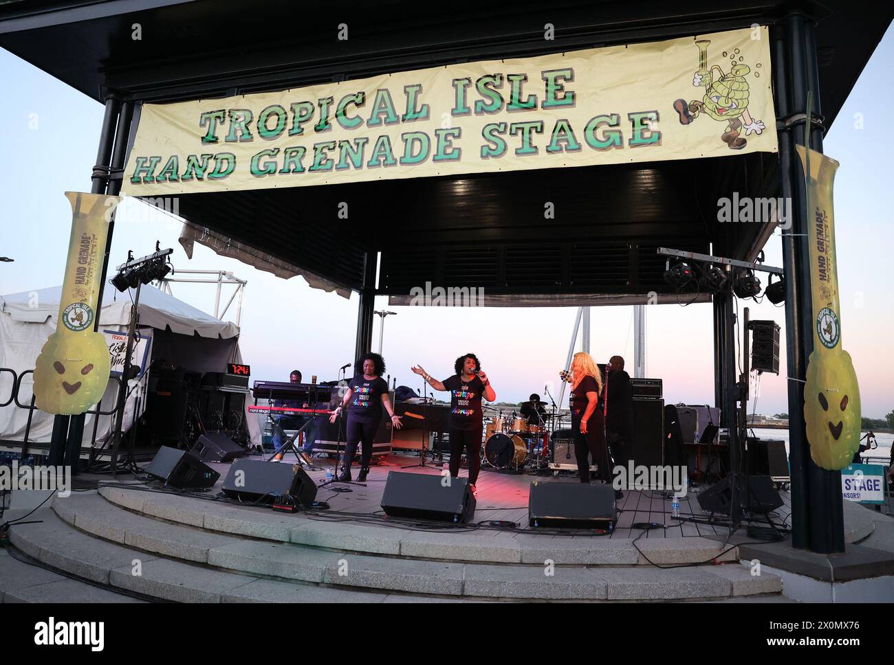 New Orleans, USA. April 2024. Lisa Amos tritt am Freitag, den 12. April 2024, während des French Quarter Festivals auf der Tropical Isle Hand Granate Stage in New Orleans, Louisiana, auf. (Foto: Peter G. Forest/SipaUSA) Credit: SIPA USA/Alamy Live News Stockfoto