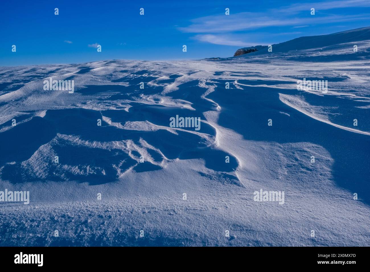 Schneetreiben schafft kunstvolle Strukturen unterhalb des Gipfels des Mt. Lagazuoi im Winter. Stockfoto