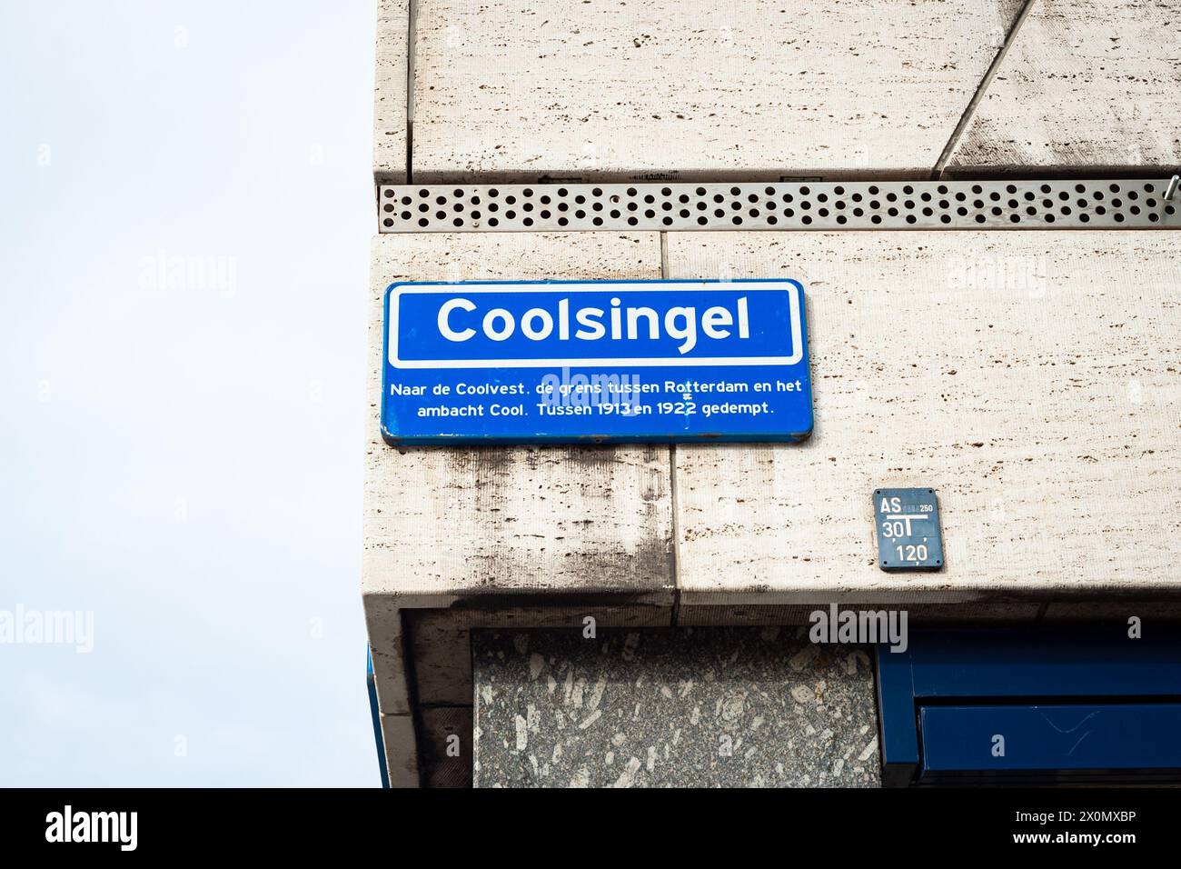 Straßenschild Coolsingel, Rotterdams berühmteste Straße, wo auch der Marathon endet. Die Straße war früher ein Kanal, wurde aber ausgefüllt und Stockfoto Straßenschild Coolsingel, Rotterdams berühmteste Straße, wo auch der Marathon endet. Die Straße war früher ein Kanal, wurde aber ausgefüllt und Stockfoto