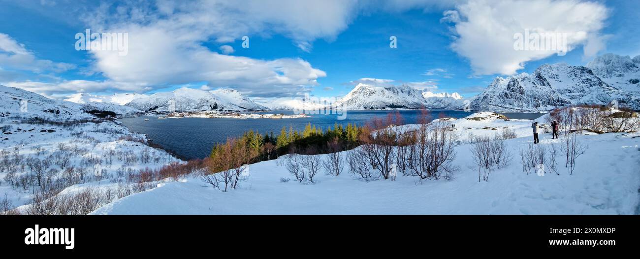 Panoramablick auf die schneebedeckten Berge auf dem Austnesfjord in den Lofoten in Nordnorwegen Stockfoto