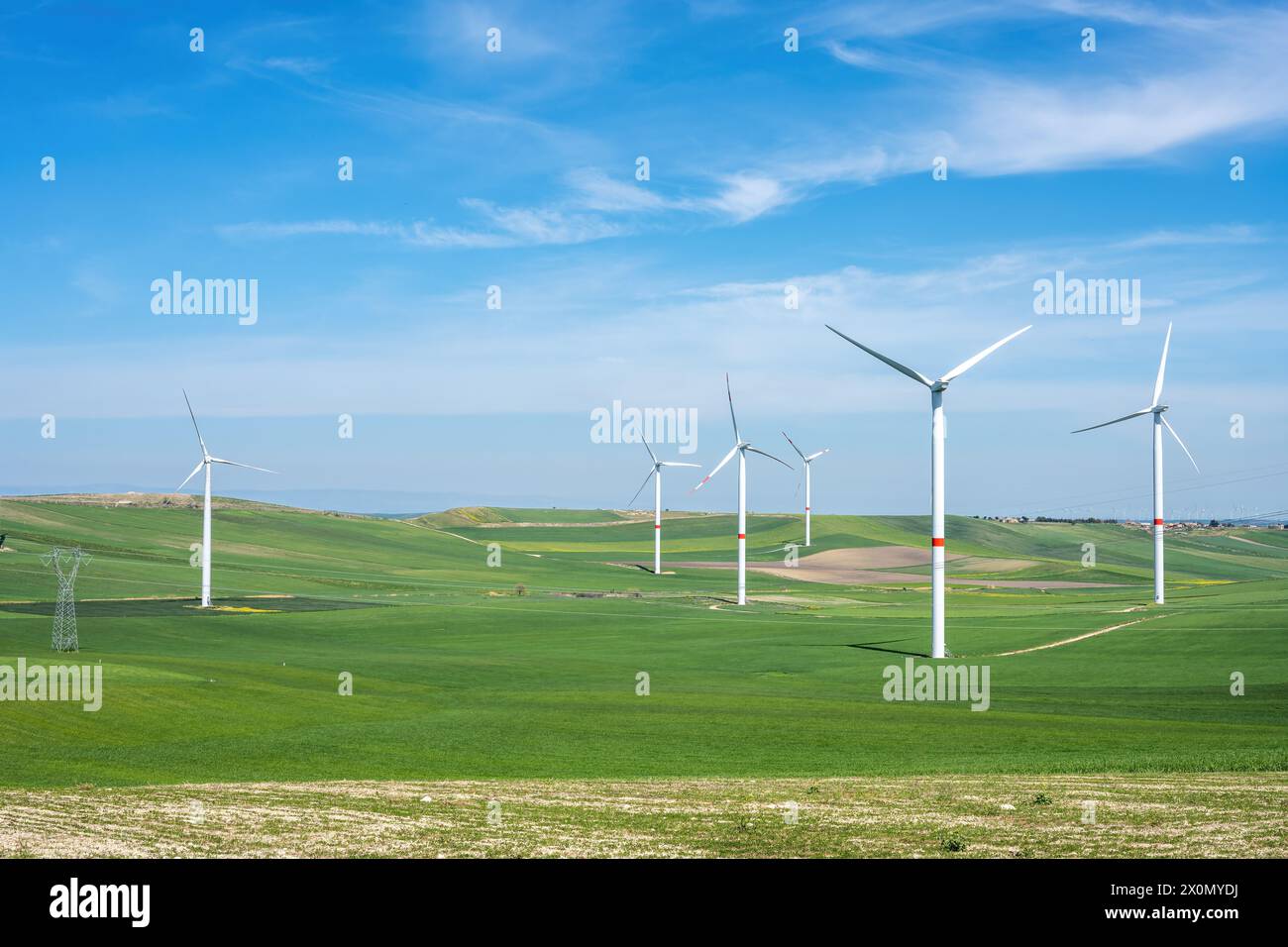 Windturbinen und grüne Agrarlandschaft in Italien Stockfoto