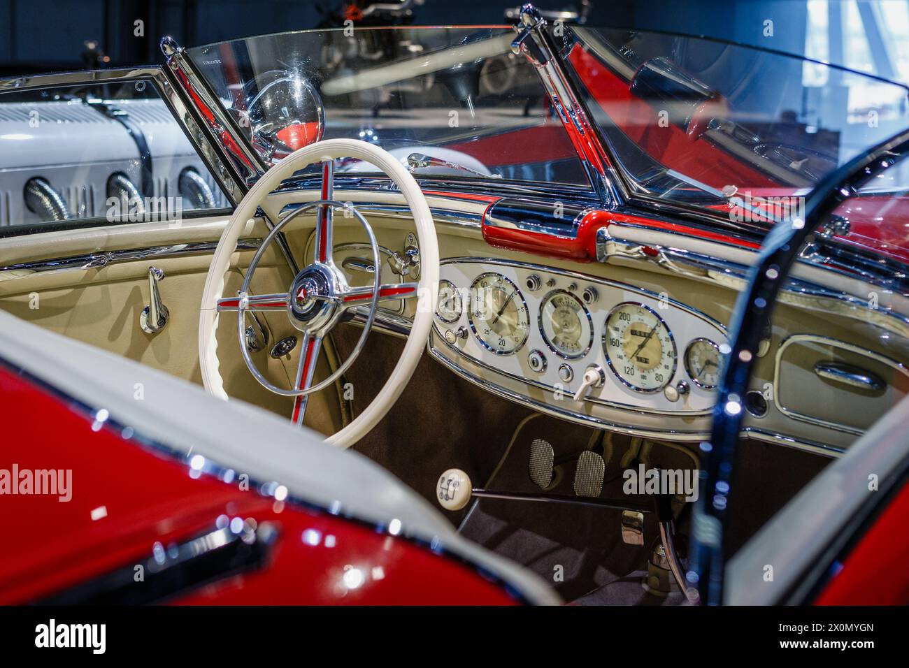 Die Ansicht des Armaturenbretts des Mercedes-Benz 500k Special Roadsters im mercedes benz Museum in Stuttgart. Stockfoto