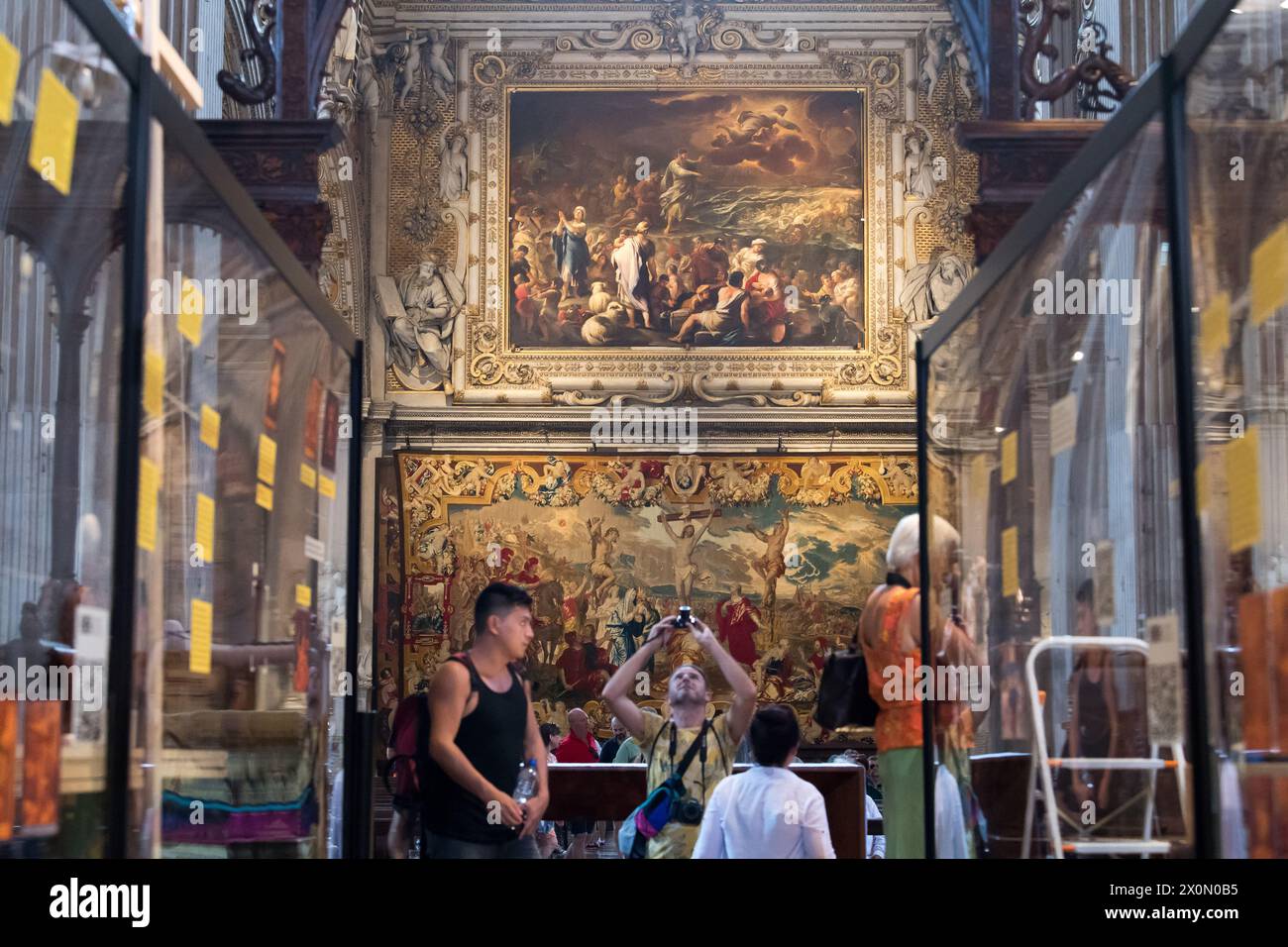 Kreuzigung flämischer Wandteppich aus dem 17. Jahrhundert und das Gemälde „Passage of the Rote Meer“ von Luca Giordano aus dem Jahr 1681 in der Lombardischen romanischen Basilica di Sa Stockfoto