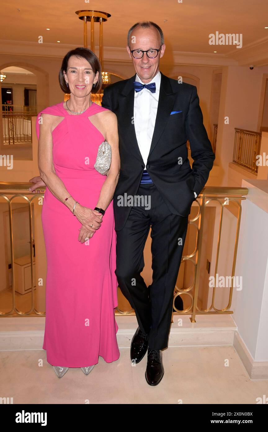Friedrich Merz mit Ehefrau Charlotte Merz beim 71. Bundespresseball 2024 im Hotel Adlon